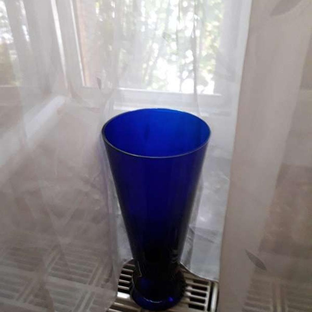 Verkaufe Dunkelblaue Kobaltglasvase, sehr dekorativ, Top-Zustand.

30 cm hoch, 14 cm Durchmesser oben und 9 cm Durchmesser unten.