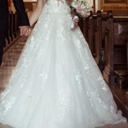 Ich verkaufe mein wunderschönes 1 mal getragenes Brautkleid. Größe ca 36

NP war ca 2400 Euro