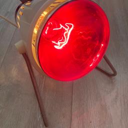 Eine vollfunktionstüchtige Rotlichtlampe aus Oma‘s Zeiten wird hier geboten mit passender Glühbirne. Perfekt in der Erkältungszeit. Gekauft wie gesehen und Versand wäre gegen Aufpreis möglich.