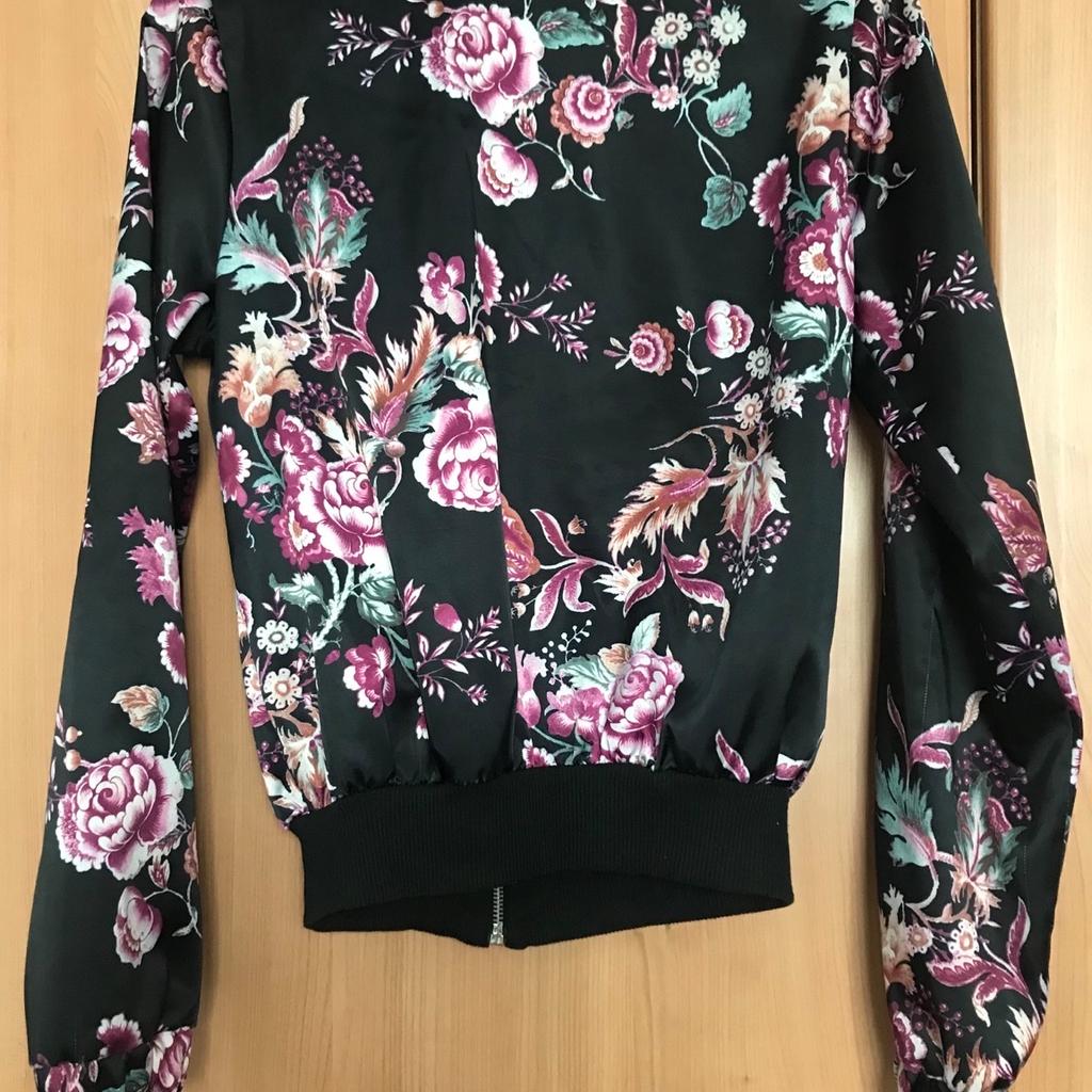 Super cute silky feel bomber jacket
Good condition but pull down each sleeve as per photos (not really noticeable when on)
Size 6
Primark

Collection from Whitefield Manchester M45 or buyer to pay postage
