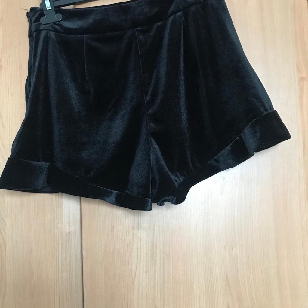 Miss Selfridge black velour/velvety shorts - side zip and two front pockets
Size 10
Worn but very good condition

Collection from Whitefield Manchester M45 or buyer to pay postage