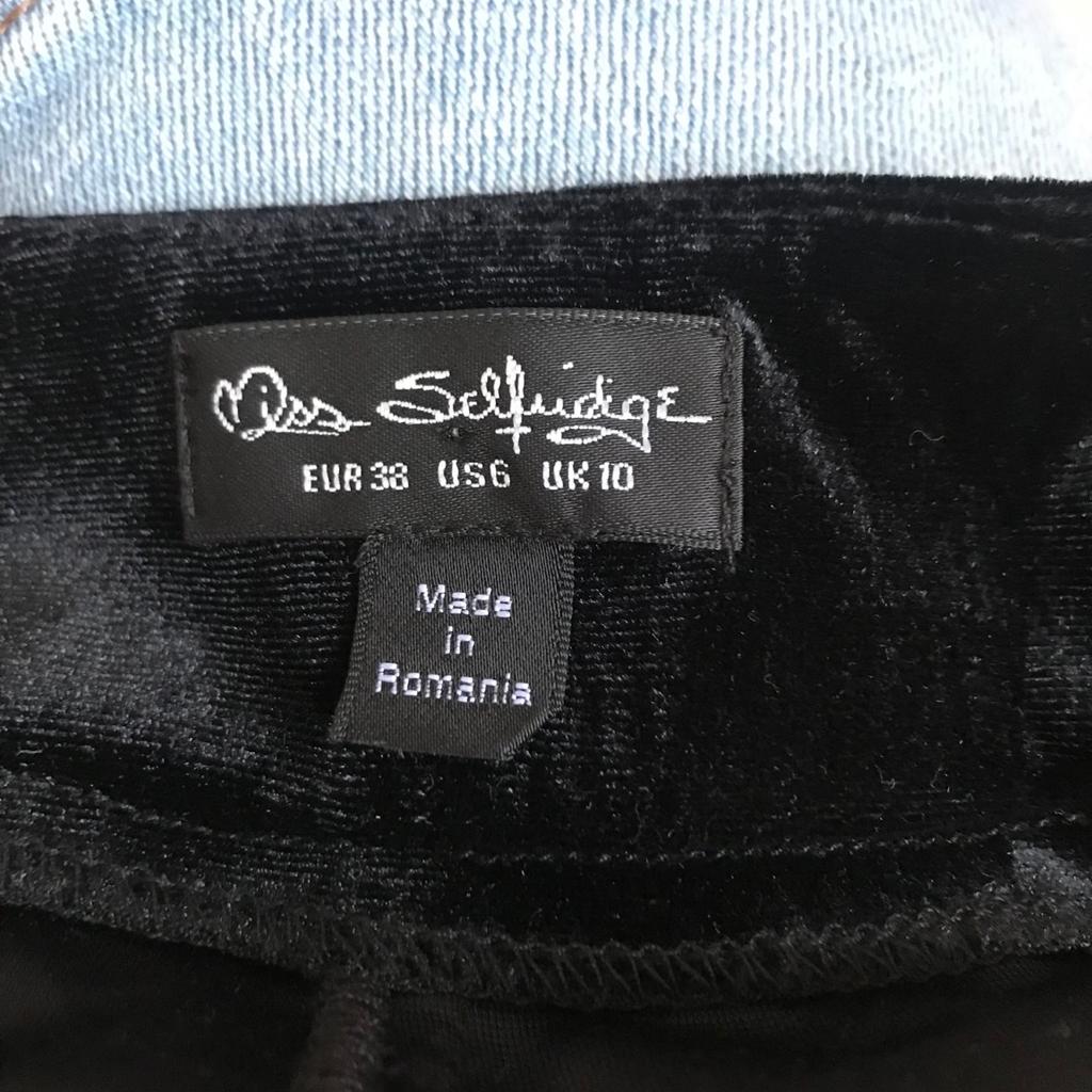 Miss Selfridge black velour/velvety shorts - side zip and two front pockets
Size 10
Worn but very good condition

Collection from Whitefield Manchester M45 or buyer to pay postage