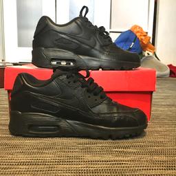 Nike air max uk4 in black
Immaculate condition worn once

Grab a bargain

Please do not pay into shpock wallet as it’s not working, PayPal only with proof of recorded postage or collection