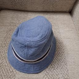 Boys rimmed hat light blue with navy blue inside and trim detail on white material and red stitching
Aged 4-7 years
Very good condition
From pet and smoke free home
