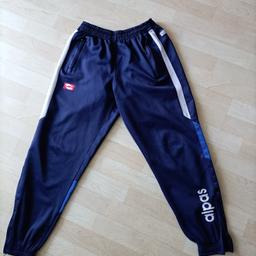 Jogginghose für Jungs
Größe M oder 152 - 158
Marke Adidas
vorne mit Seitentaschen rechts und links