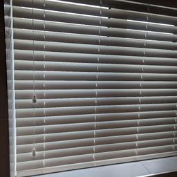 brand new wooden blind top quality, measurements in pics.
