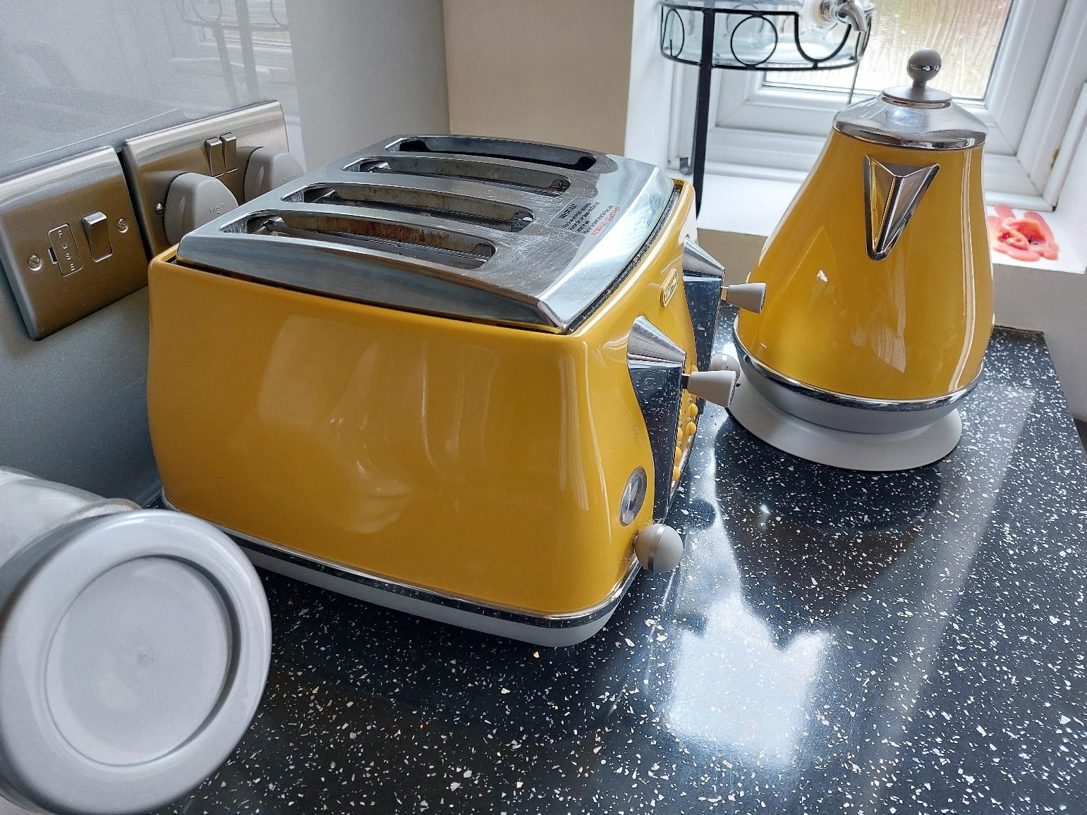 Delonghi Kettle and Toaster in SM5 London for £100.00 for sale Shpock