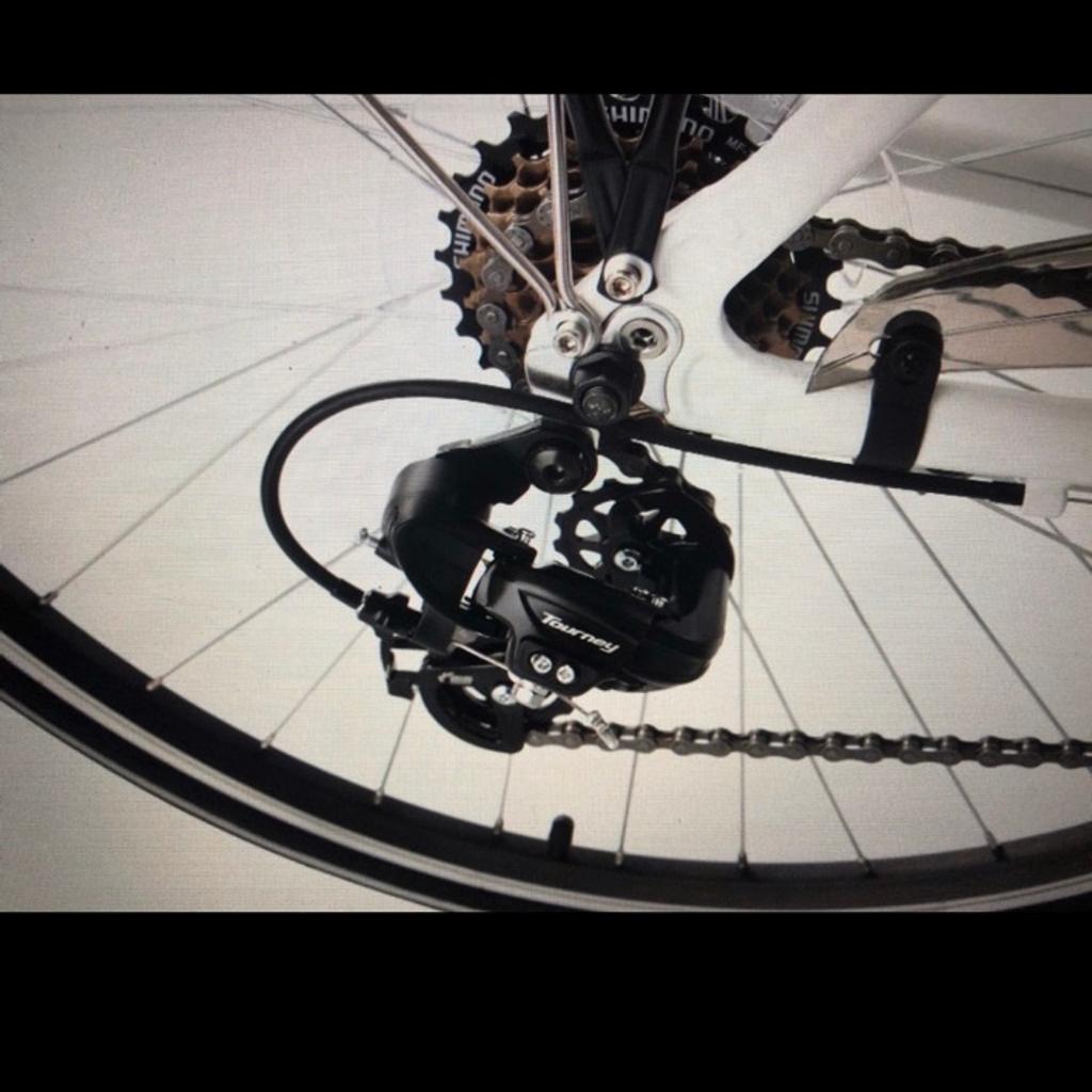 Verkaufe KS Cycling 28 Zoll Damen Trekkingrad. Das Fahrrad hat einen weißen Rahmen mit eleganten hellbraunen Details, ebenso ist es mit einer 21 Gang Shimanoschaltung ausgestattet. Selbstverständlich ist es auch mit einer Beleuchtungsanlage gemäß StVZO ausgestattet. Das Fahrrad ist neu wurde nur einmal auf einer kurzen Strecke getestet.