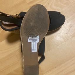 Verkaufe Tommy Hilfiger Sandale mit Keilabsatz in Größe 40.
Die Sandale wurde 1x für ca. 5 Minuten getragen.