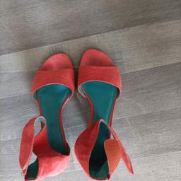 Schöne Sandalen von Tamaris im guten gebrauchten Zustand mit Klettverschluss an der Seite, tolle Farbe, ein orangerot, sehr bequem.