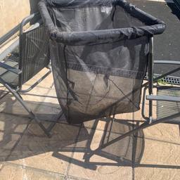 Yamitsu self floating keep net
2ft drop of net and 2ft square

Does have little tear in top as pictured still works fine can easily fix it by some fishing line.

Please don’t hesitate to ask me if you have any questions

Cash on collection
Collection abbeywood