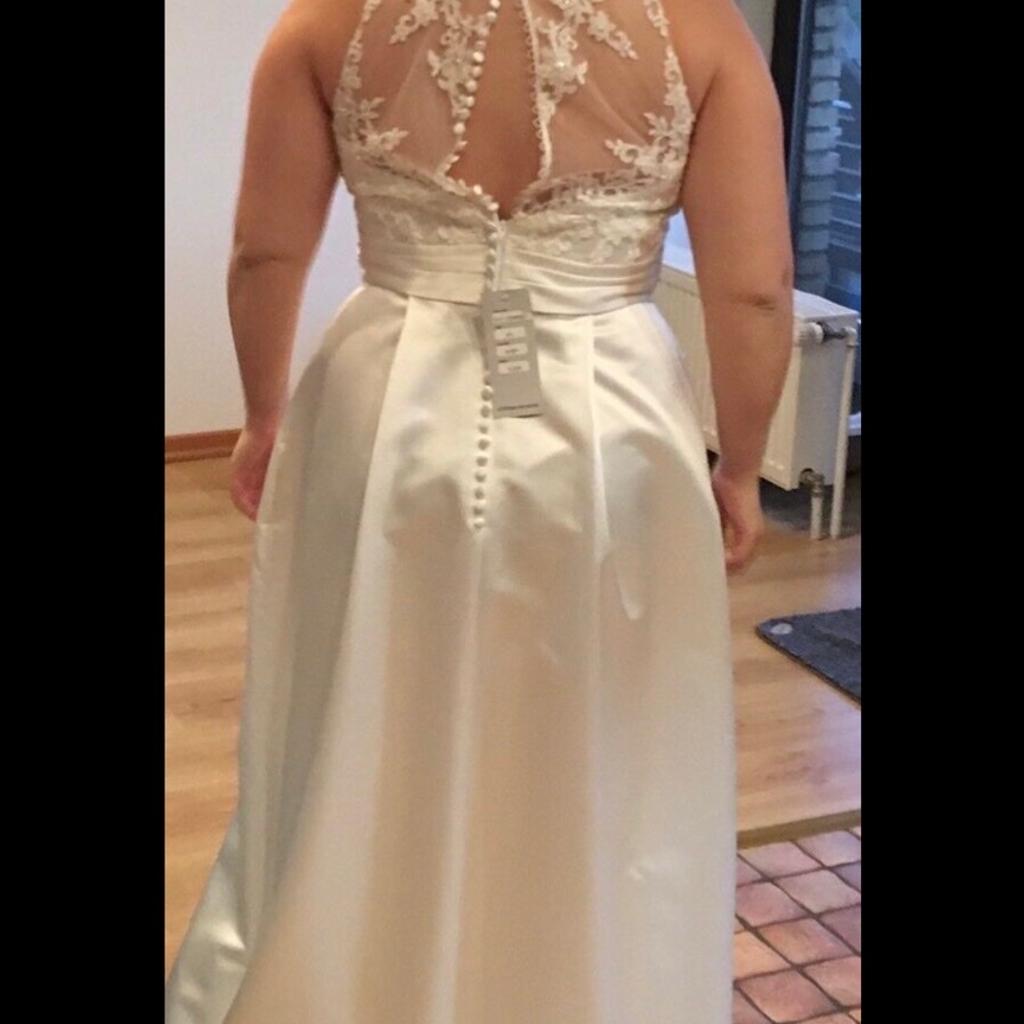 Schönes Brautkleid mit spitze und Knopfleiste. Farbe laut Verkäufer ist ivory.
Das Kleid hat an beiden Seiten Taschen im Rockteil.
Das Kleid ist neu und wurde lediglich für die Fotos angezogen
Versand möglich