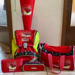 Hier biete ich einen Scout Schulranzen Set in Rot mit Marienkäfer Design.
Im Set sind enthalten : Schultüte,Sporttasche,Mäppchen und Schlampermäppchen
Kam wenig zum Einsatz daher im guten Zustand