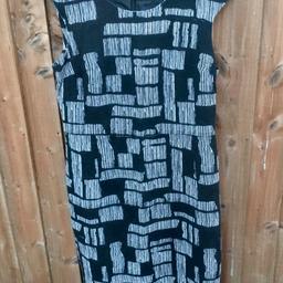 End of season sale,
Hi all,
First: sorry about the blue look but it is really black & white.
Knee/Midi Length Black & White dress,
Size 14,
Sleeveless,
Zip down the back, to a back slit at the bottoms,
Fully lined,
40” from shoulder to hem, by Next,
Great condition,
£4.50 postage,
Thanks for looking.