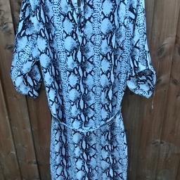 End of season sale.
Hi all,
First: sorry about the blue look but it is really black & white.
Knee/Midi Length Black & White dress,
Size M,
Three-quarter length sleeves, and a tie belt,
Button at the top back,
Unlined,
This dress is longer at the back than the front, 34” from shoulder to front hem, 40” to the back hem,
by Dancing Leopard,
Great condition,
£4.50 postage,
Thanks for looking.