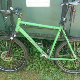 Mountainbike Alu grün
Hardtail
Shimano XT 26 Zoll
Rahmengröße 59 cm
Carbongabel
Scheibenbremsen