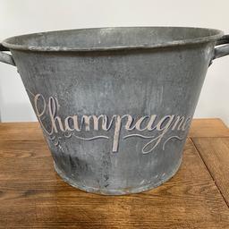 Champagne Artwork on Galvanised Drinks / Planter Bucket
- Lovely Patina with rare Champagne Artwork
- Great for a Summer BBQ Party, would hold approx 10 wine bottles minimum
- Sturdy Galvanised ‘Champagne’ Bucket
- Sturdy handle either side
- Sizes: H: 27 x W: 50 cm
- Derbyshire S42 Pick-up