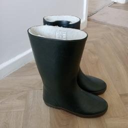 pair of size green wellies worn once like new buyer must collect cash on collection