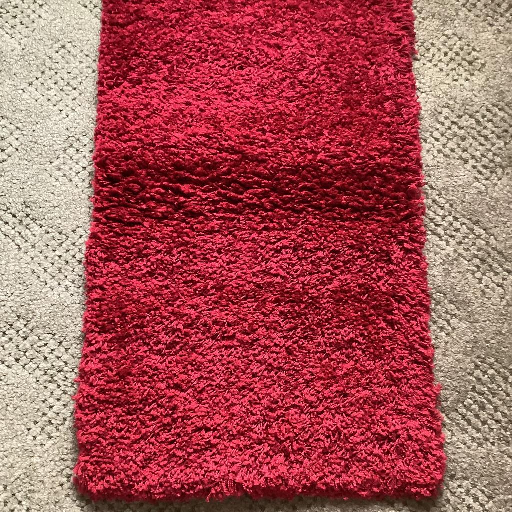 Shaggy red rug size 60x110 or 2’ x 3’7” , from smoke free home, cash only on pick up