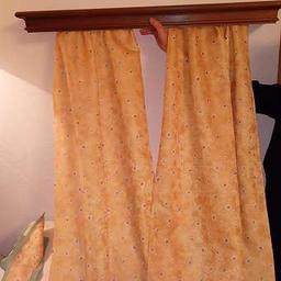Verkaufe Vorhang-Karnische aus Holz (Eiche) mit 2 Laufschienen (85 cm lang, 18 cm tief, 7 cm breit) und Vorhänge bestehend aus 2 Teilen (1,05 m lang und 40 cm breit) und 2 Blenden (64 cm lang und 12 cm breit). Neuwertiger Zustand.