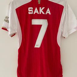 Arsenal shirt 23/24 - player version

Saka on the back

Comes with CL badges

Amazing quality replica shirt

Size large but is a tight fit