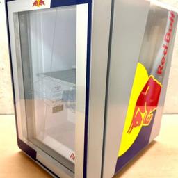 RedBull Kühlschrank
Baby Cooler 2022
Das ist die neuerste Generation
Komplett Neu, wurde nur einmal eingeschaltet
Beleuchtung und Kühltemperatur verstellbar
Höhe 47 cm
Breite 31 cm
Tiefe 40 cm
Versand für € 30.- Aufpreis möglich