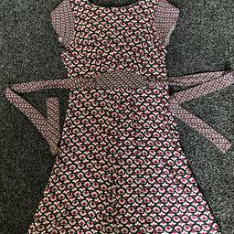 Beautiful flower print design dress in Black/White/Red colours, Knee Length, fitted waist and attached tie belt, concealed back zip & capped sleeves wit small soft pleat detail under front waistband

UK Size 12  Length from front neckline to hem is 96 cms

Only Worn Once - As New

From Smoke Free/Pet Free very clean home