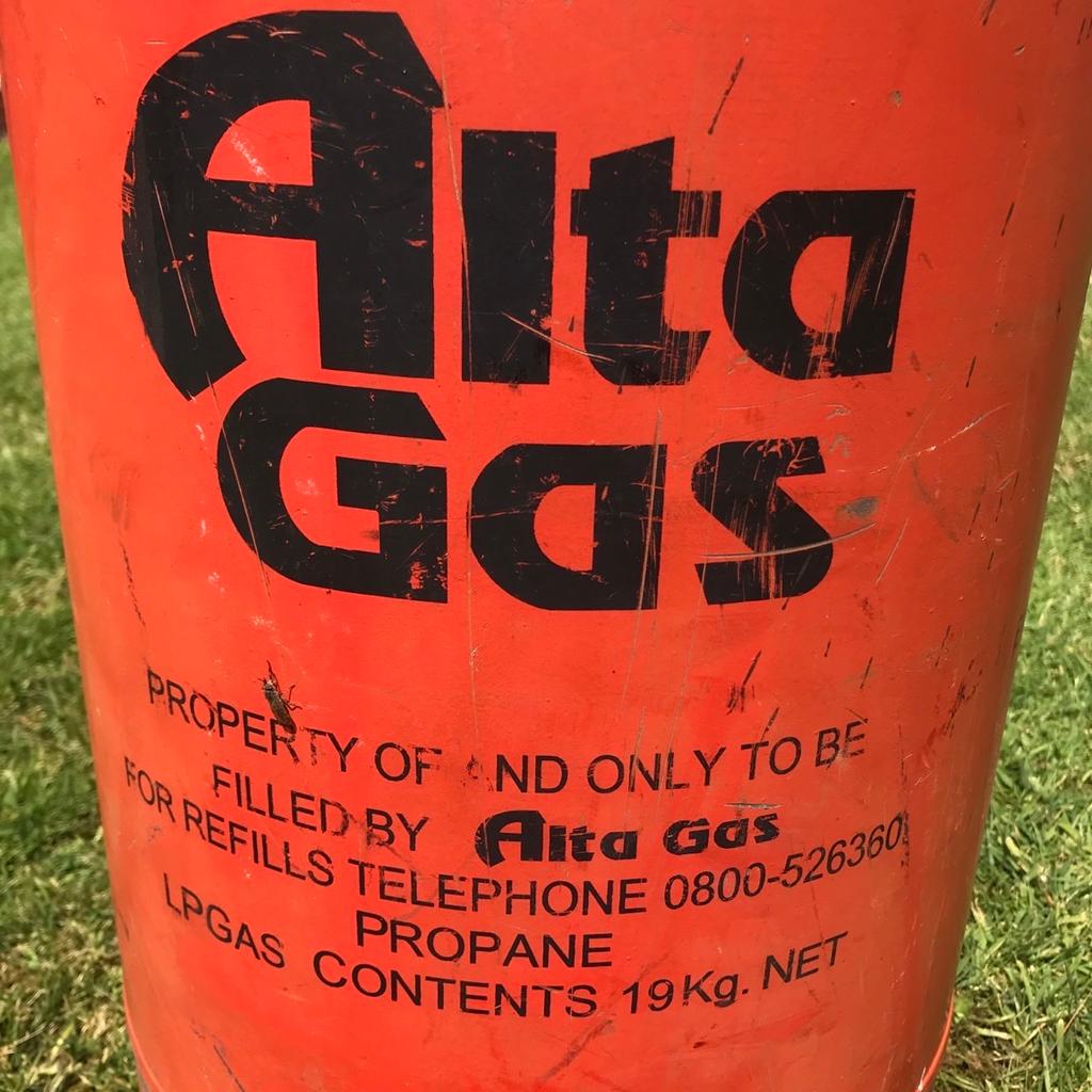 Alta Gas is part of Flo Gas ( shown on website they accept these bottles )and can be exchanged at their stockist or agents for similar size bottle .

Can be used for outdoor bbq , external patio heater , gas heater for outdoor property, caravan etc.

Bottle size : 30 inches high ( if fitting inside an patio outside heater model )

No regulator connector or hose pipe supplied just what shown in pictures, an empty bottle .

Marked as
LP GAS :19 KG
Propane : WC 43.65 Litres
TAR (empty bottle weight) : 17.7 KG

Item is cash on collection from near Ramada Park Hall Hotel, Goldthorn Park, Wolverhampton, WV4 5E*