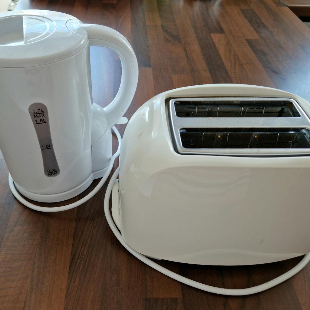 Argos Basics Kettle and Toaster. in CH49 Greasby für £ 5,00 zum Verkauf