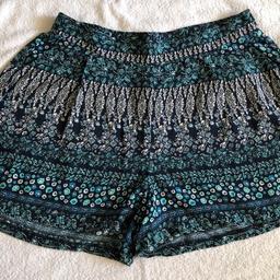 Navy Blue/Green/White floral print shorts with back elasticated waistband & 2 front pockets 

Like New only worn once UK Size 12/14

from Smoke Free/Pet Free very clean home