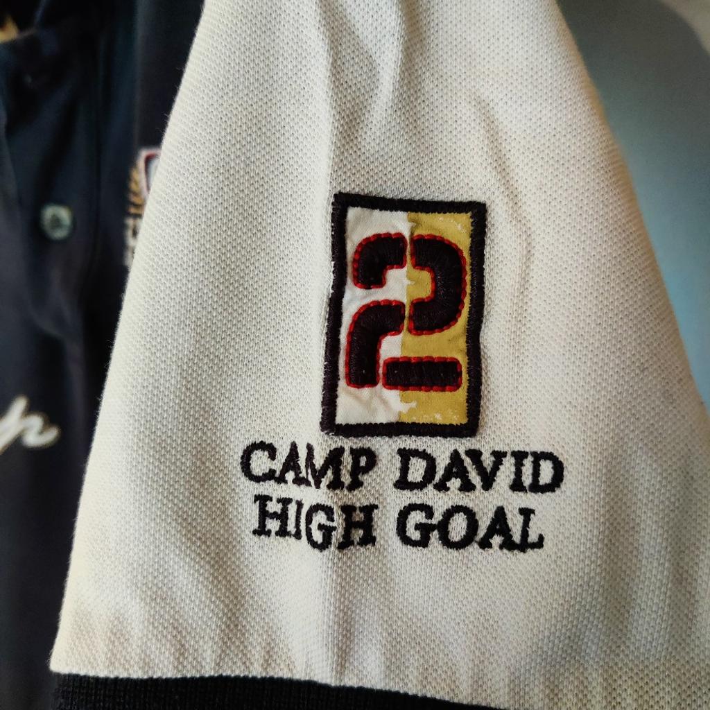 Ich verkaufe ein Poloshirt der Marke Camp David in dunkelblau mit weißen Ärmeln in Größe S (aber eher etwas größer geschnitten). Design wie auf den Bildern ersichtlich.