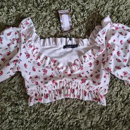 New with tag boohoo size 8 floral crop top