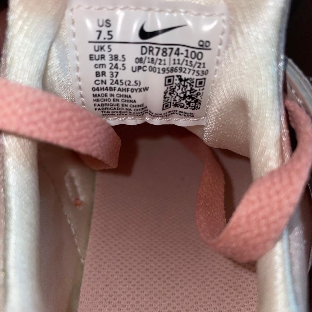 Original Nike Huarache in poppigen Farben.
Die Schuhe haben überhaupt keine Mängel wie auf den Bildern zu sehen‼️
Also wie NEU ‼️

Größe ist 37.5 unisex ‼️

Der Preis ist verhandelbar und wenn du mehr Bilder haben möchtest oder Fragen hast zöger nicht mich anzuschreiben😁👍🏼‼️