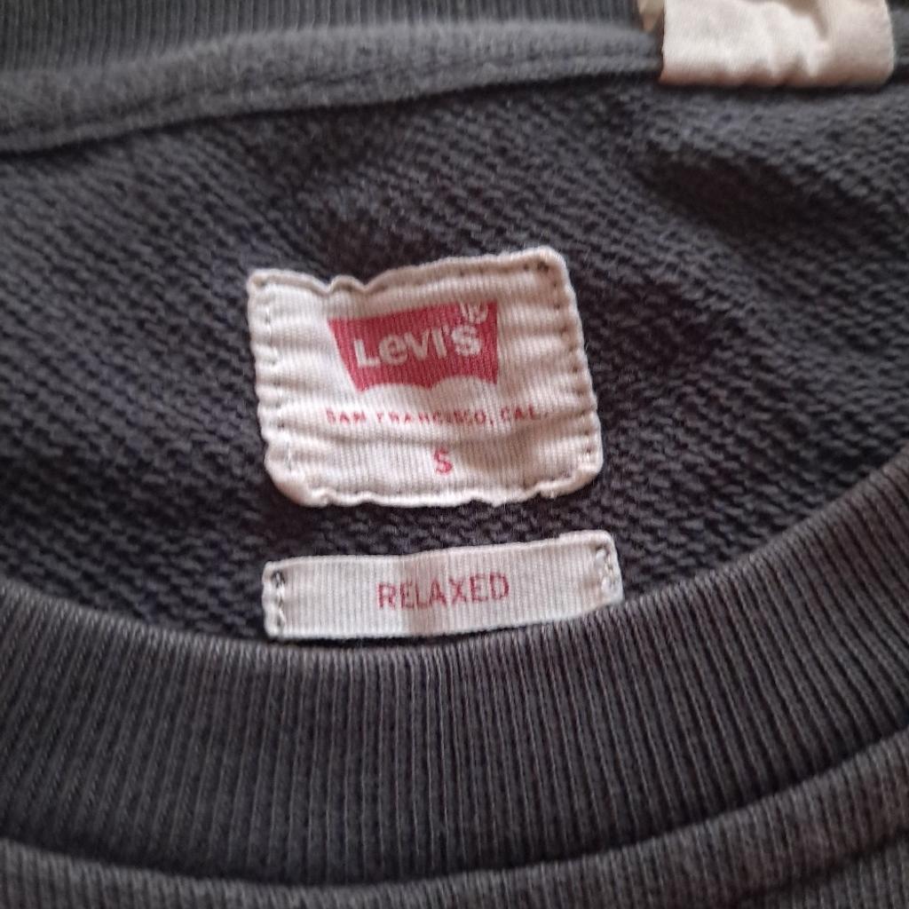 long sleeved levis sweat shirt in dark grey.