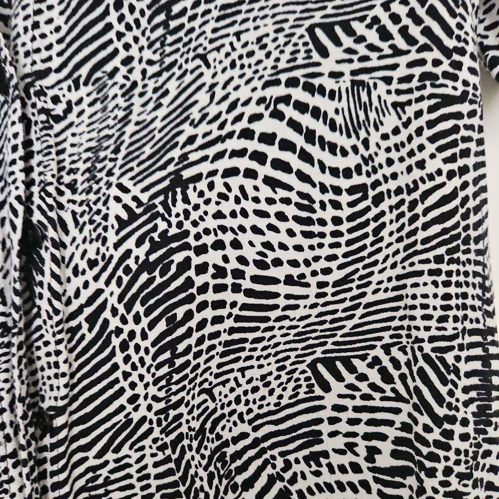 kurzes, lockeres Blusenkleid von Topshop
Größe 32, petite
schwarz/weiß gemustert
mit Taillengürtel