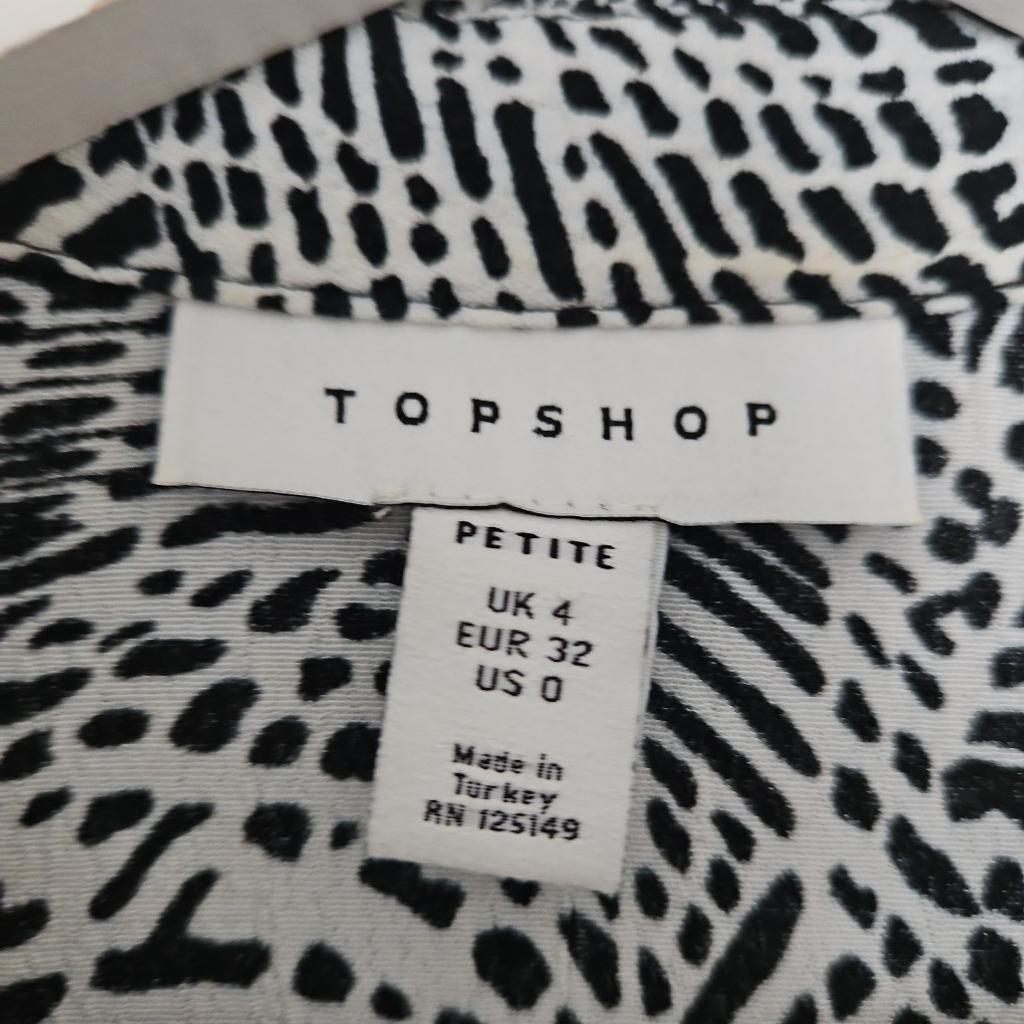 kurzes, lockeres Blusenkleid von Topshop
Größe 32, petite
schwarz/weiß gemustert
mit Taillengürtel