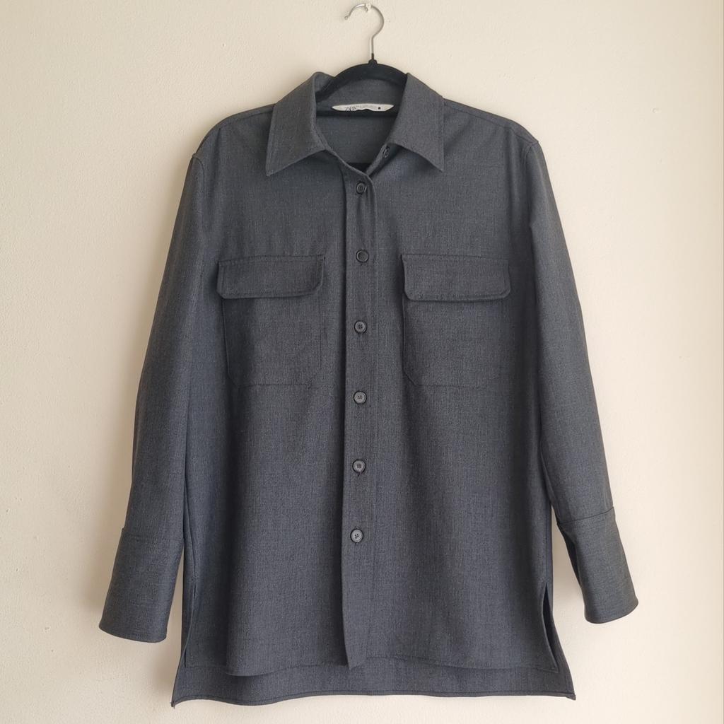 💫 This casual long sleeve shirt is perfect for those office days looking professional and comfortable
💫 Two patch pockets
💫 Size S, in good condition

🎀 67% Polyester, 29% Viscose, 4% Elastane

*Disclaimer: colours may slightly differ due to lighting*