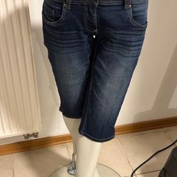Capri Jeans in blau Gr 38
Getragen aber noch im guten Zustand .

Versand und Verpackungskosten  (2,50 Euro BüWa ) trägt der Käufer .