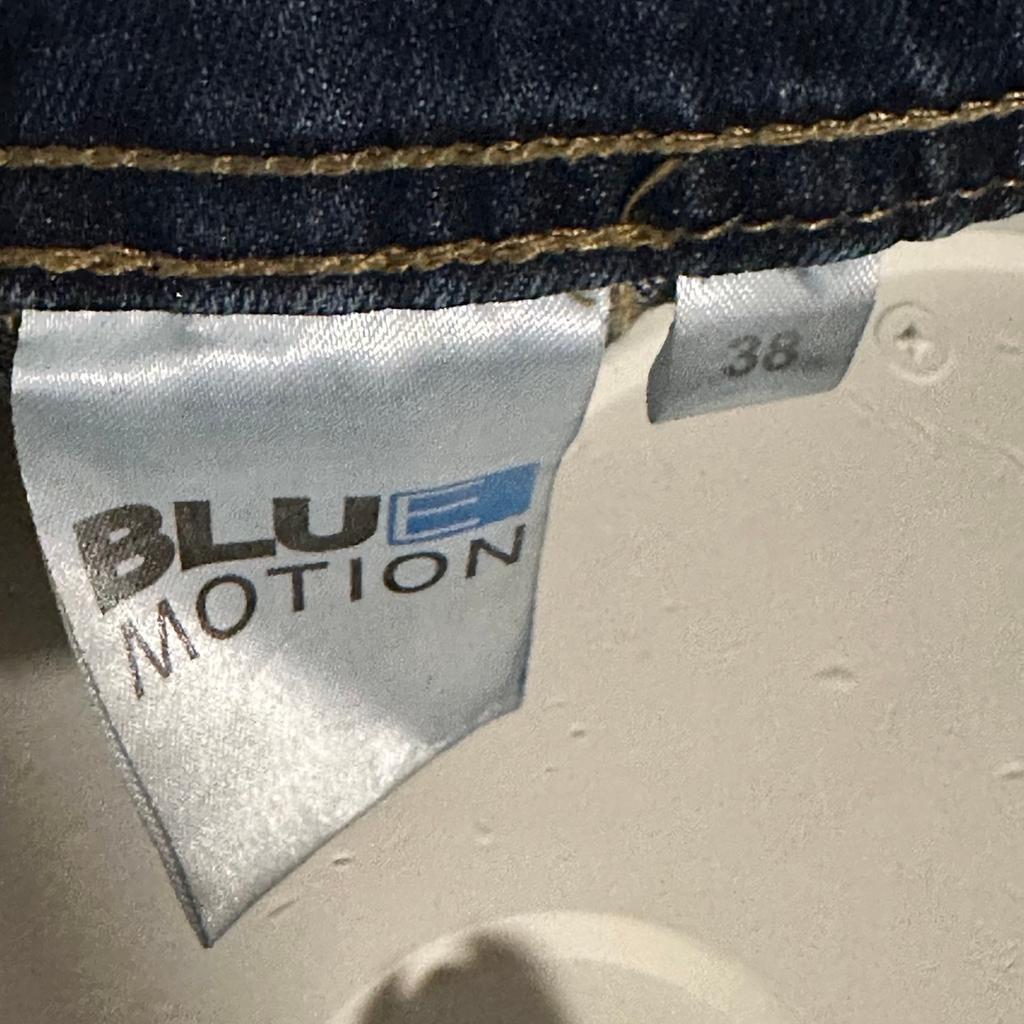 Capri Jeans in blau Gr 38
Getragen aber noch im guten Zustand .

Versand und Verpackungskosten (2,50 Euro BüWa ) trägt der Käufer .