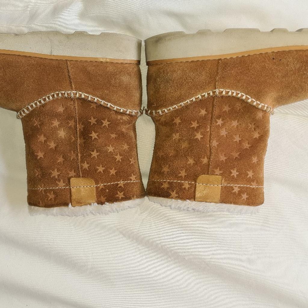 Ladies Clarks Australia Style Brown Suede Boots with stars Accents. Faux Fur Lined Uk 2.5. 34m, 2f. See photos for condition size flaws materials etc. I can offer try before you buy option if you are local but if viewing on an auction site viewing STRICTLY prior to end of auction.  If you bid and win it's yours. Cash on collection or post at extra cost which is £4.55 Royal Mail second class. I can offer free local delivery within five miles of my postcode which is LS104NF. Listed on five other sites so it may end abruptly. Don't be disappointed. Any questions please ask and I will answer asap.