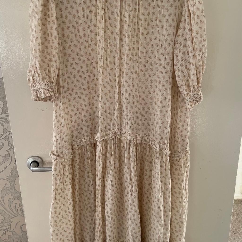 Hi and welcome to this beautiful looking ladies Zara Cotton V Neck Tiered Smock Midi Dress Size Medium in very good condition thanks
