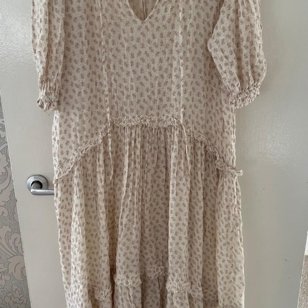 Hi and welcome to this beautiful looking ladies Zara Cotton V Neck Tiered Smock Midi Dress Size Medium in very good condition thanks
