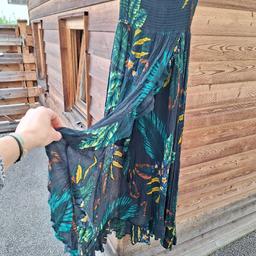 Top Zustand,leicht und locker, sehr Farbenfrohes Sommerkleid ,Trägerlos,
Marke : Patrone of Peace