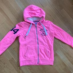 Verkaufe eine  kaum getragene Sweatjacke in Pink, von Superdry in der Größe L.
Die Jacke befindet sich in einem einwandfreien Zustand.