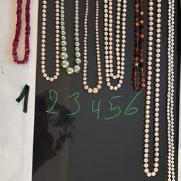 Verschiedene Perlenketten
Süßwasserperlen
Bernstein
Es ist kein Modeschmuck!

Beginnend mit Nr 1 Süßwasserperlen 80€
Restlichen Preis auf Anfrage