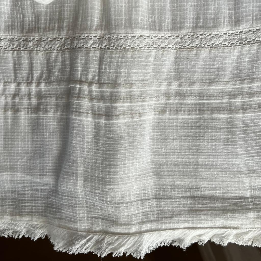 Süßes weißes Kleid von Zara, 100% Baumwolle, gefüttert, mit vielen schönen Details.
Laut Etikett Gr. L fällt kleiner aus, wie Gr. 38/40 (Schneiderpuppe ist eine Gr. 36/38)

Tierfreier Nichtraucherhaushalt
Privatverkauf ohne Gewährleistung
Versand zuzüglich Versandkosten

#kleid #weisseskleid #zarakleid #baumwolle #baumwollkleid #sommerkleid