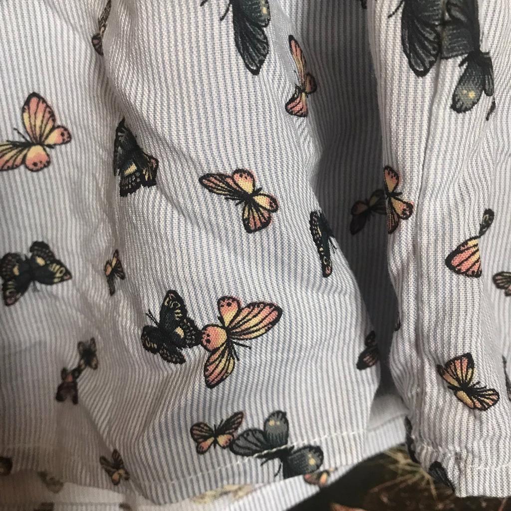 THIS IS FOR A BUNDLE OF GIRLS CLOTHES

1 X PALE BLUE AND WHITE STRIPPED TUNIC TOP WITH BUTTERFLY THEME - USED
1 X DENIM SHORT DUNGAREES FROM GEORGE - NEVER WORN

PLEASE SEE PHOTO