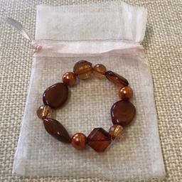 Expandable Bracelet, strung with shades of Brown beads.
Presented in drawstring Bag.

Unused in excellent condition and from a smoke free home.

Buy with other Listed Items for a Bundle Price reduction.