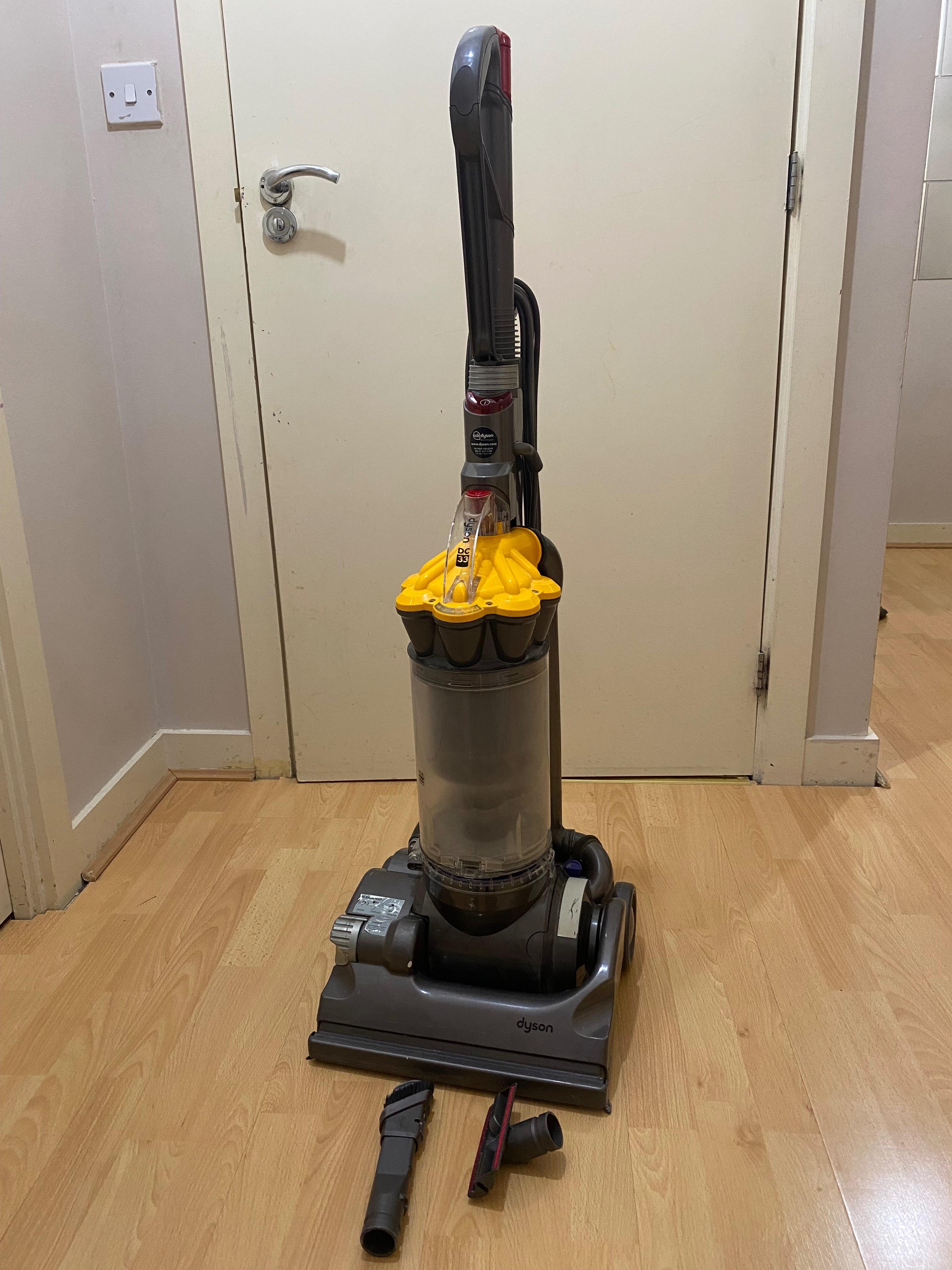Dyson DC33 Upright Bagless Vacuum Cleaner in HA8 London für 30,00 £ zum