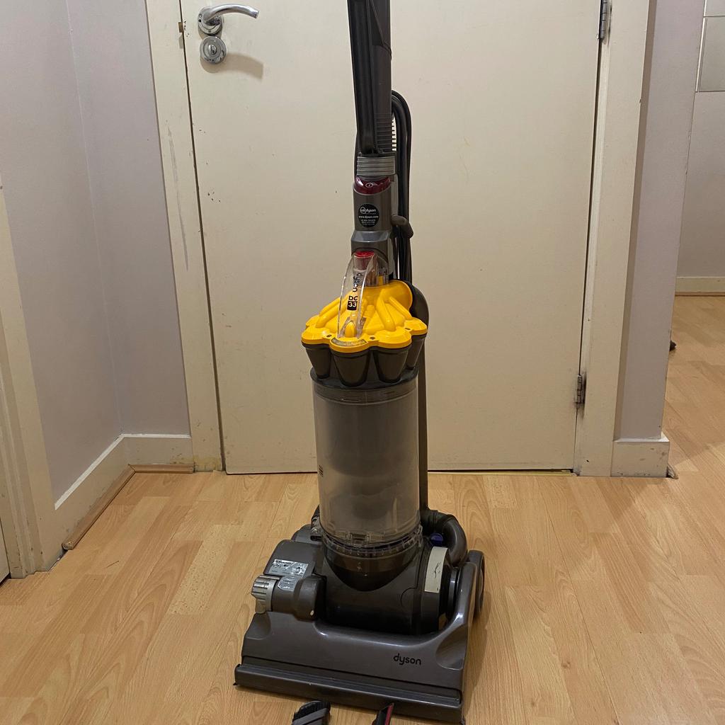Dyson DC33 Upright Bagless Vacuum Cleaner in HA8 London für 30,00 £ zum